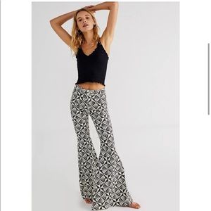 FREE PEOPLE Just float on printed flare jeans - neutral combo retro floral Sz 28